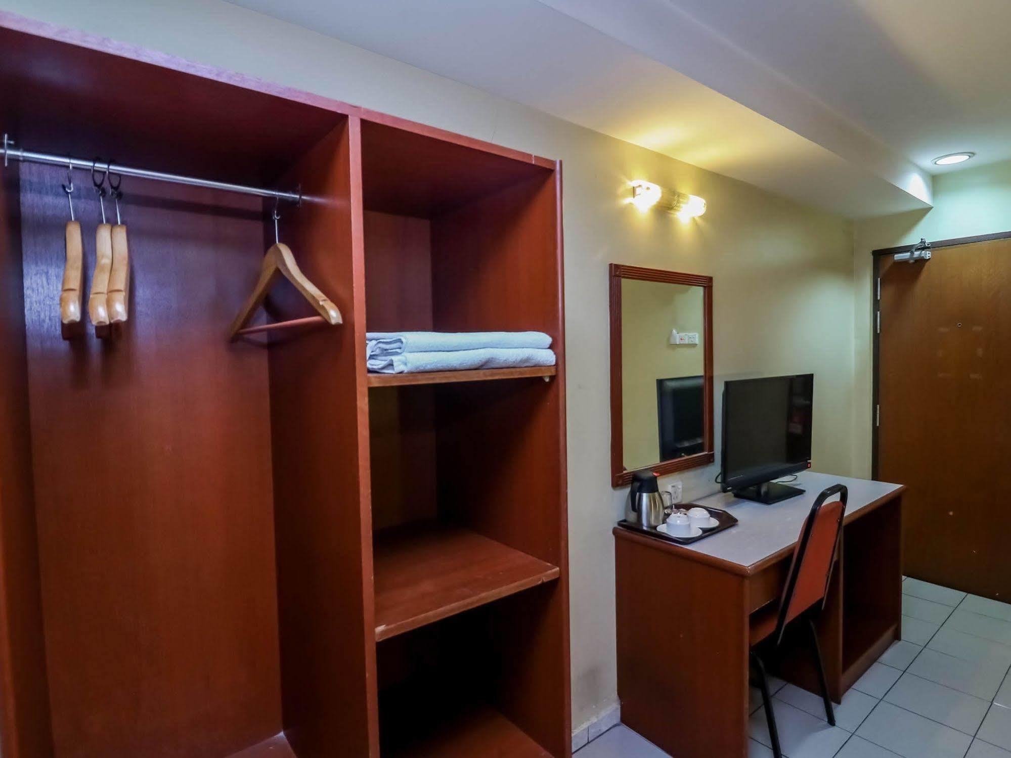 Oyo 447 Comfort Hotel Meru Klang Exterior foto