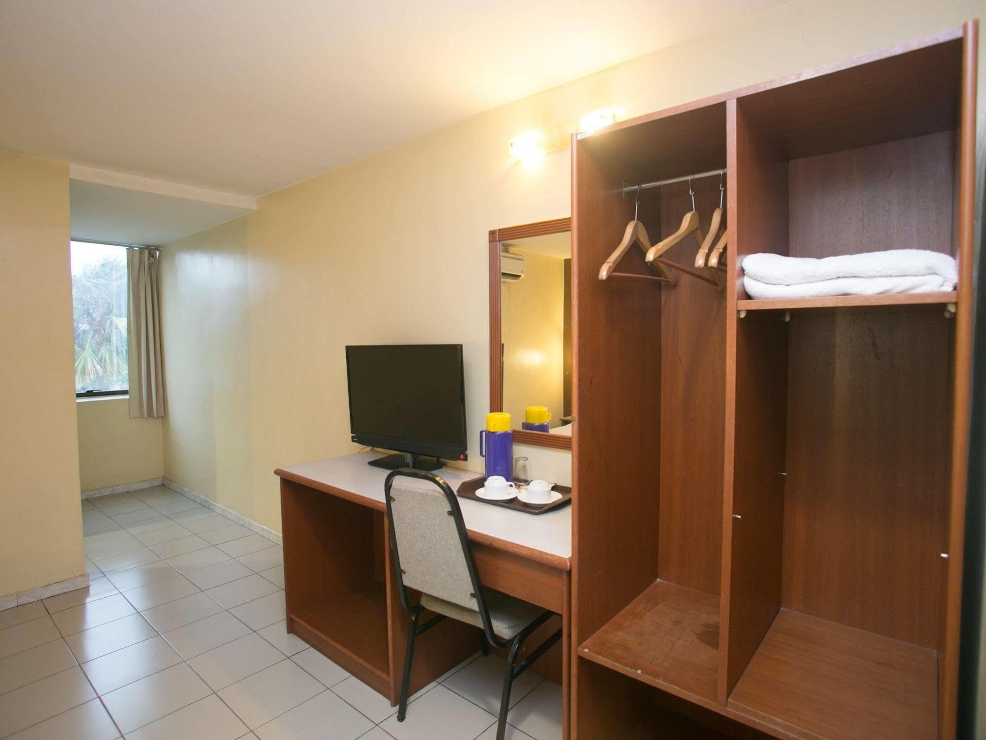 Oyo 447 Comfort Hotel Meru Klang Exterior foto